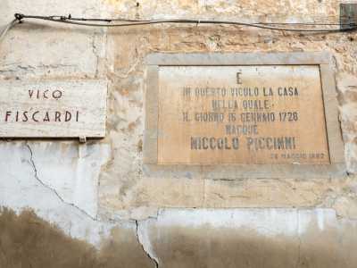 ...anche se in realt� l�originario accesso, come ricordato da una da una vecchia scritta del 1882 presente su un muro esterno...